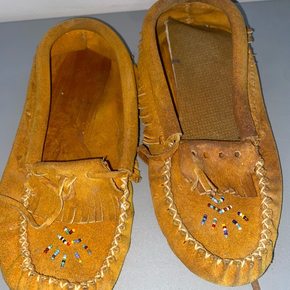 Indian Native Tan Beaded Moccasins Ladies size 7 Multicolor Art - Picture 2 of 11